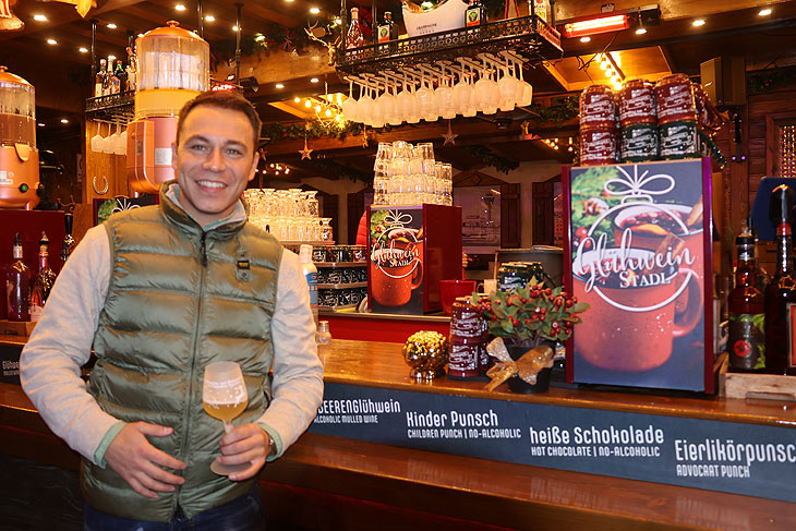 Bei Samuel Neumüller via à vis der Eisbahn gibt es Glühwein und anderen Wintergetränke auf dem Weihnachts-und Wintermarkt im MAC Munich Airport Center (Foto: Martin Schmitz)
